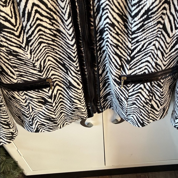 Laura Ashley sz M Women's Black and White Jacket zebra euc faux leather trim - Picture 3 of 5
